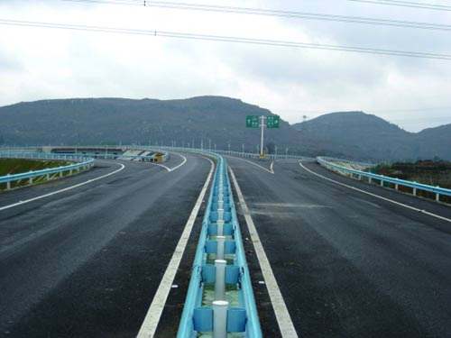 高速公路养护管理工作的特点与目前存在的主要问题